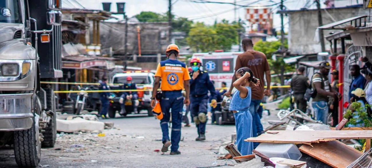 Equipos de Defensa Civil y rescatistas caminando entre los escombros del terremoto en Colombia